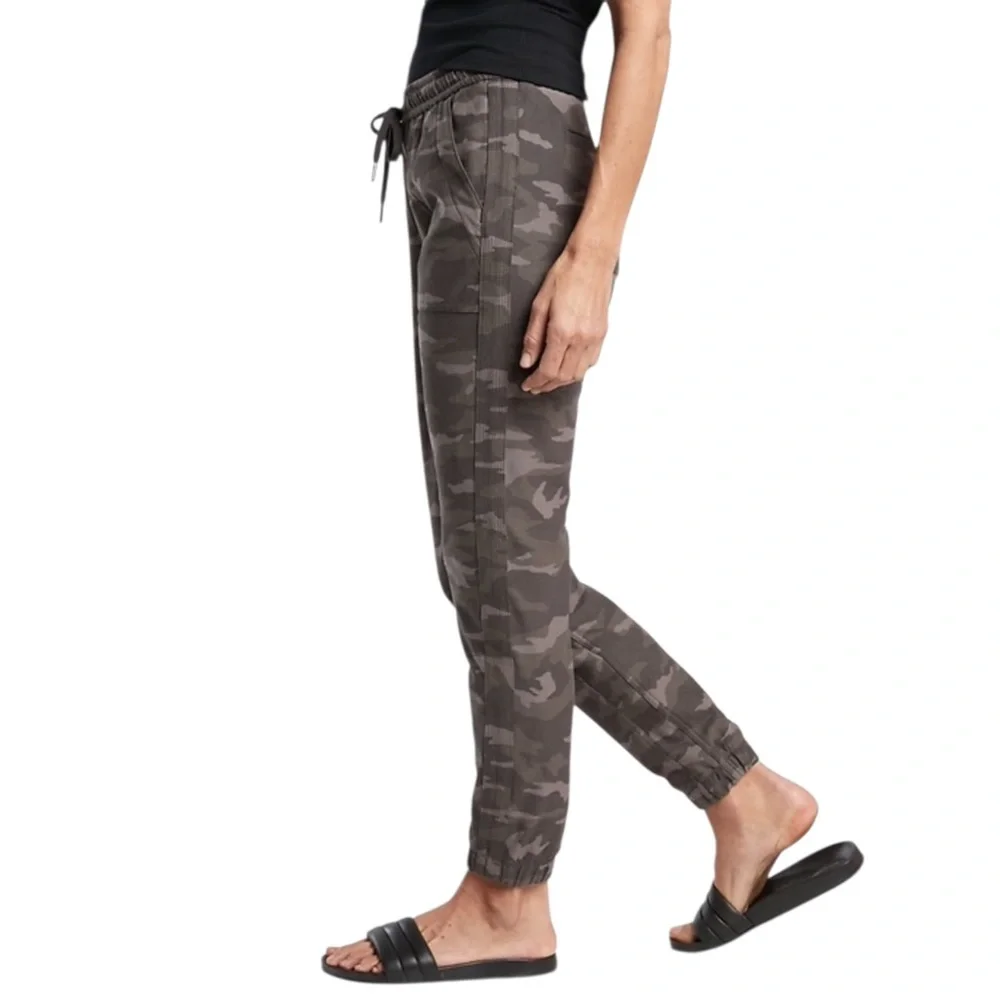 4/$20 Athleta Camo Farallon Jogger Pants Green Camo Drawstring Stretch Women’s 2 - Picture 3 of 7